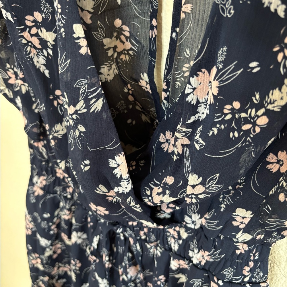 Francesca’s Tracy flutter sleeve navy floral romper - Picture 5 of 16